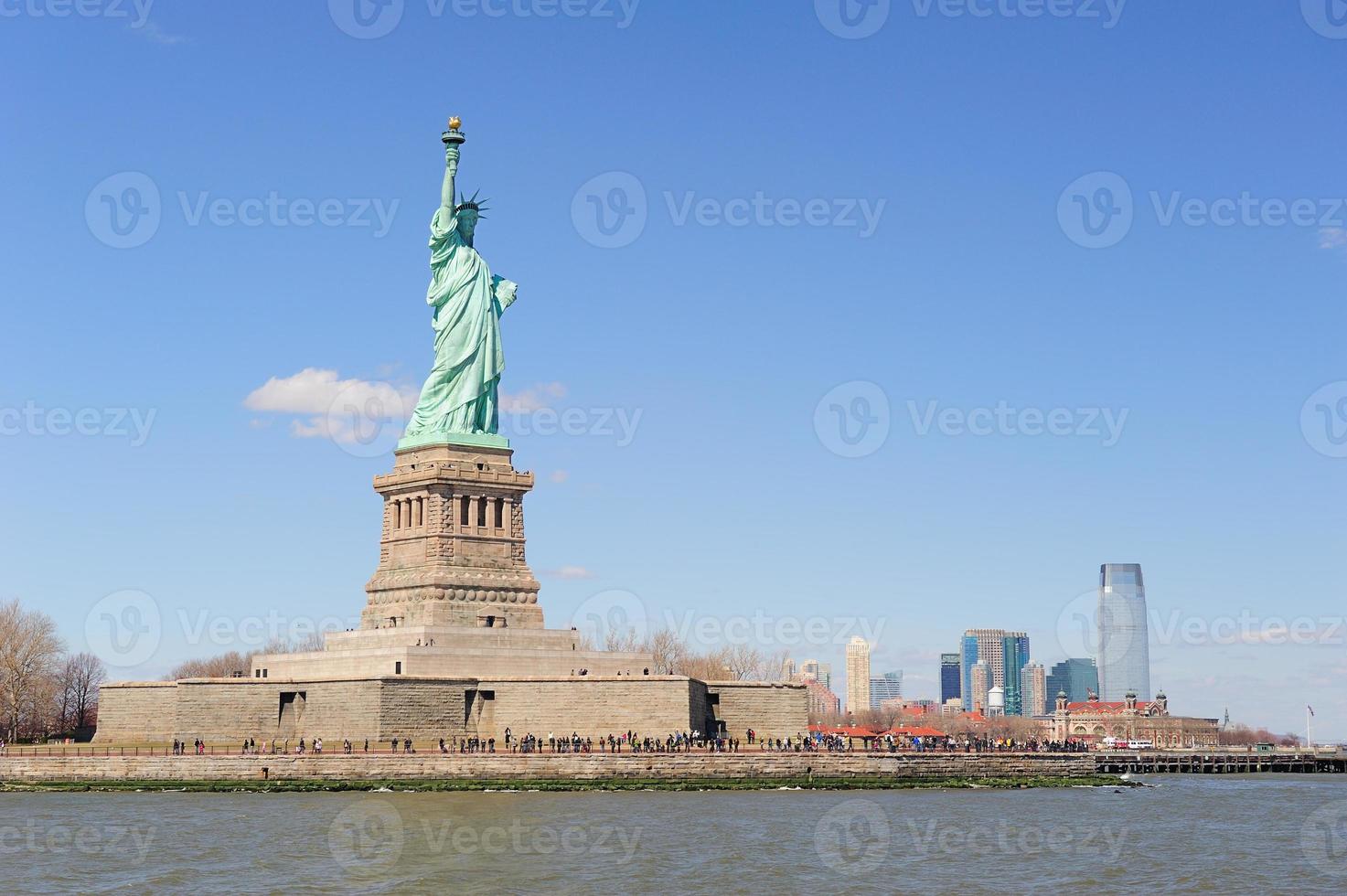 estatua de la libertad y manhattan de la ciudad de nueva york foto