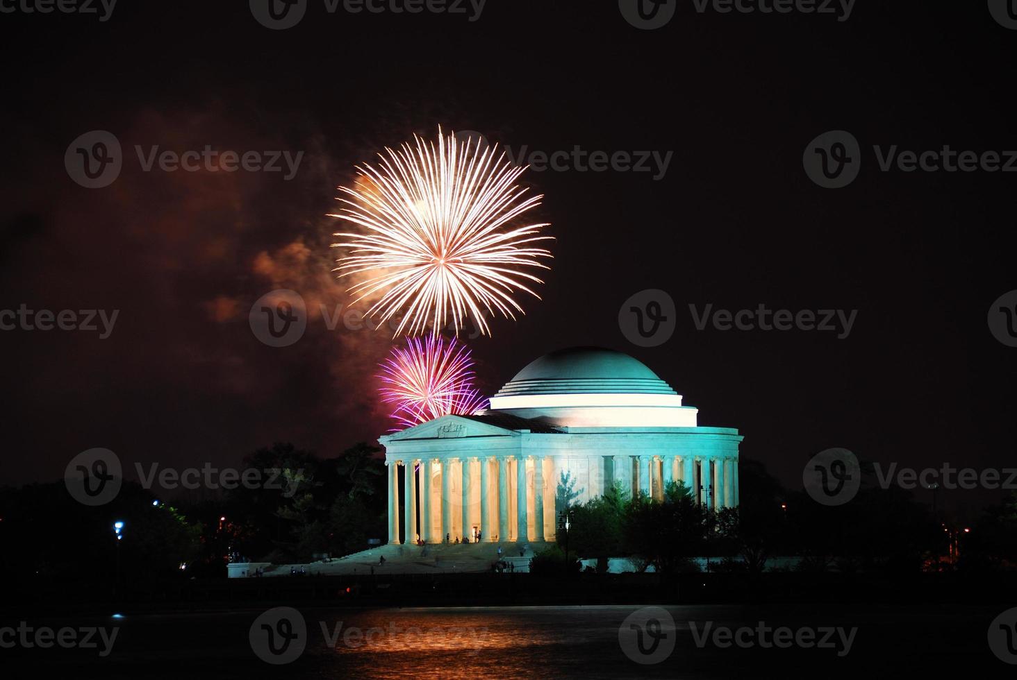 memorial de thomas jefferson con espectáculo de fuegos artificiales. Washington DC foto