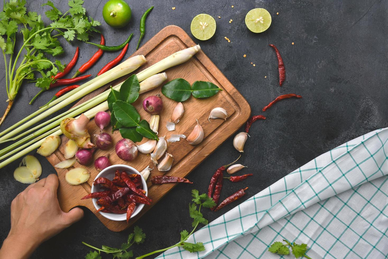 verduras alimentos saludables hierbas y especias en una tabla para cortar. materias primas de cocina preparacion tom yum. foto