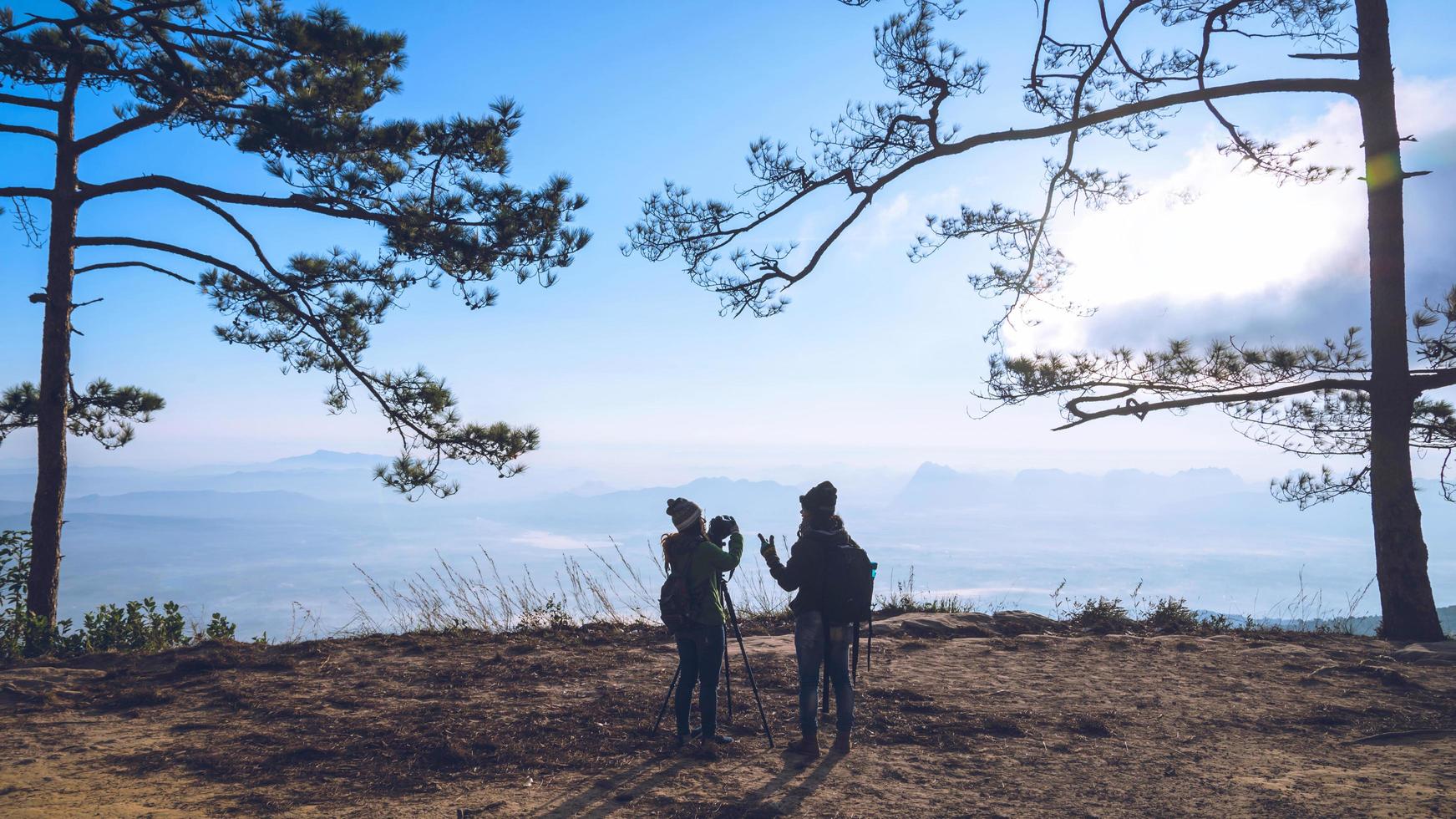 fotógrafo amante mujeres y hombres asiáticos viajar relajarse en las vacaciones. fotografiar la atmósfera de los paisajes de montaña por la mañana. en el invierno. En Tailandia foto