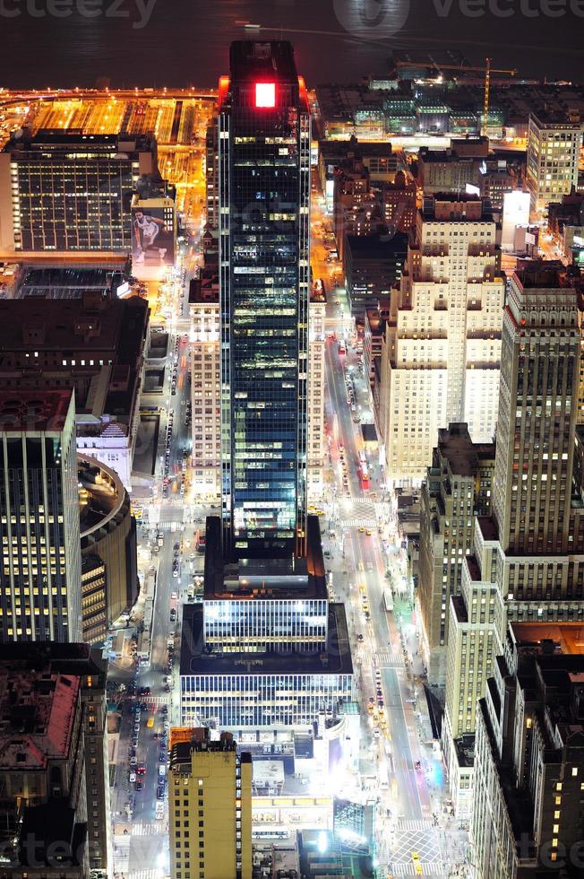 vista aérea de la calle manhattan de la ciudad de nueva york por la noche foto
