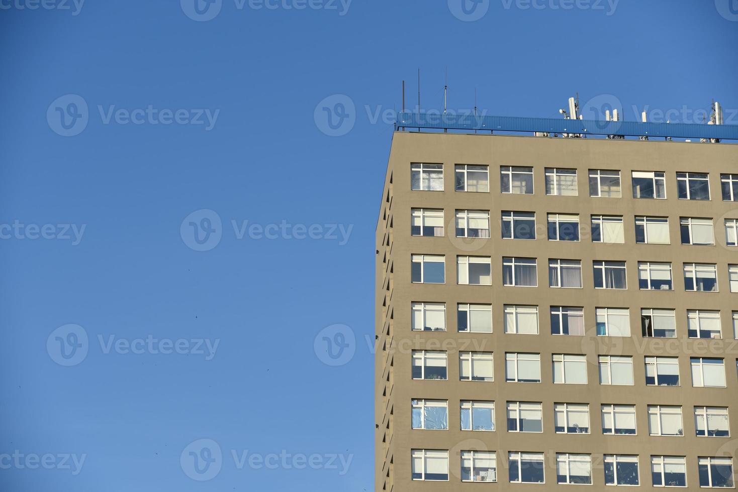 edificio gris del alto gobierno contra el cielo en chelyabinsk foto