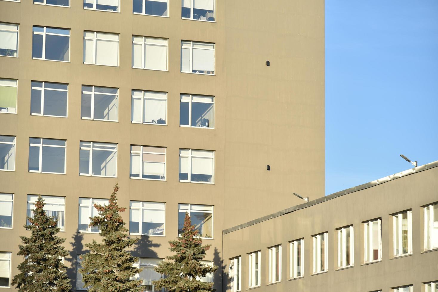 edificio gris del alto gobierno contra el cielo en chelyabinsk foto