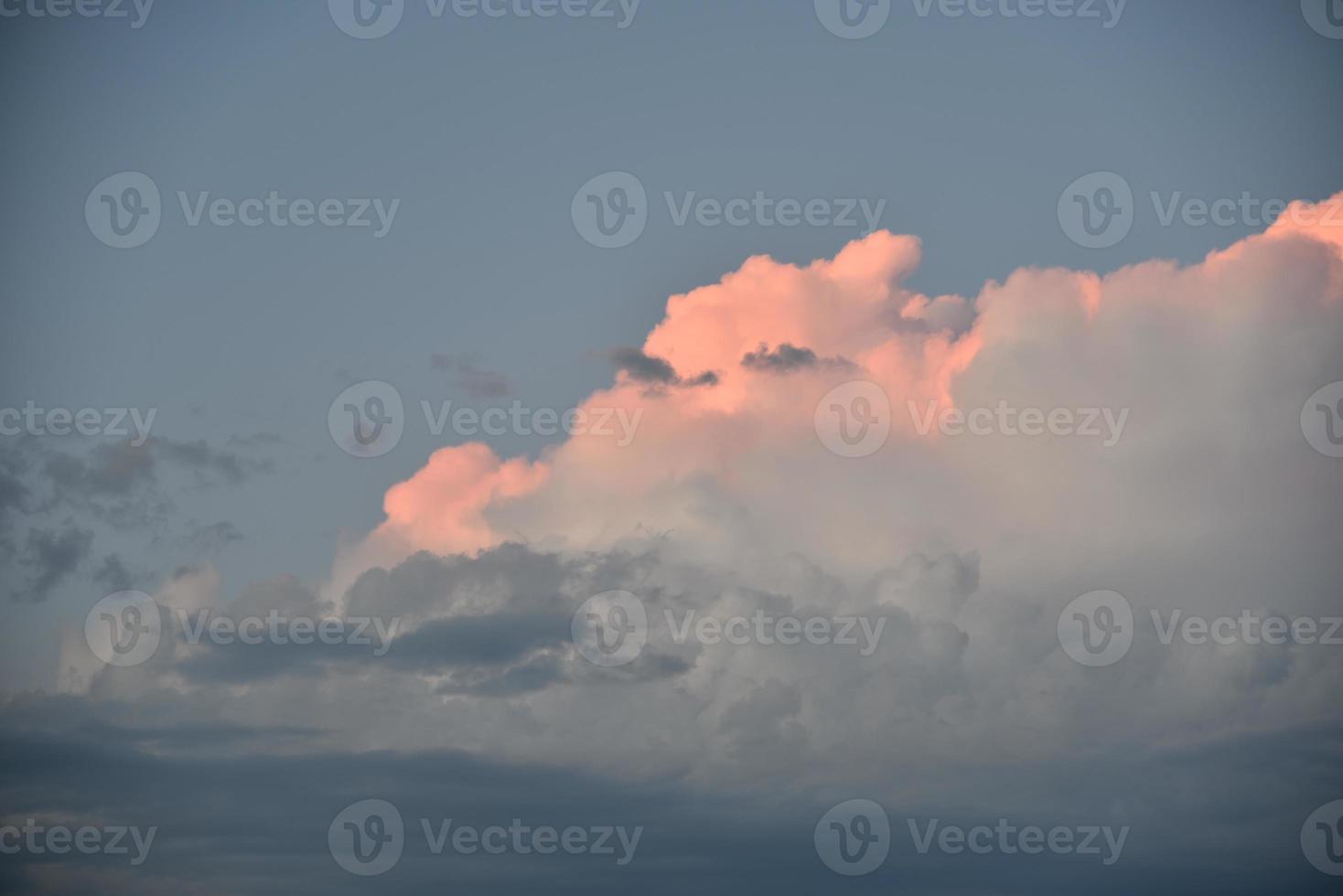 nubes de tormenta vespertinas iluminadas por el sol vespertino foto