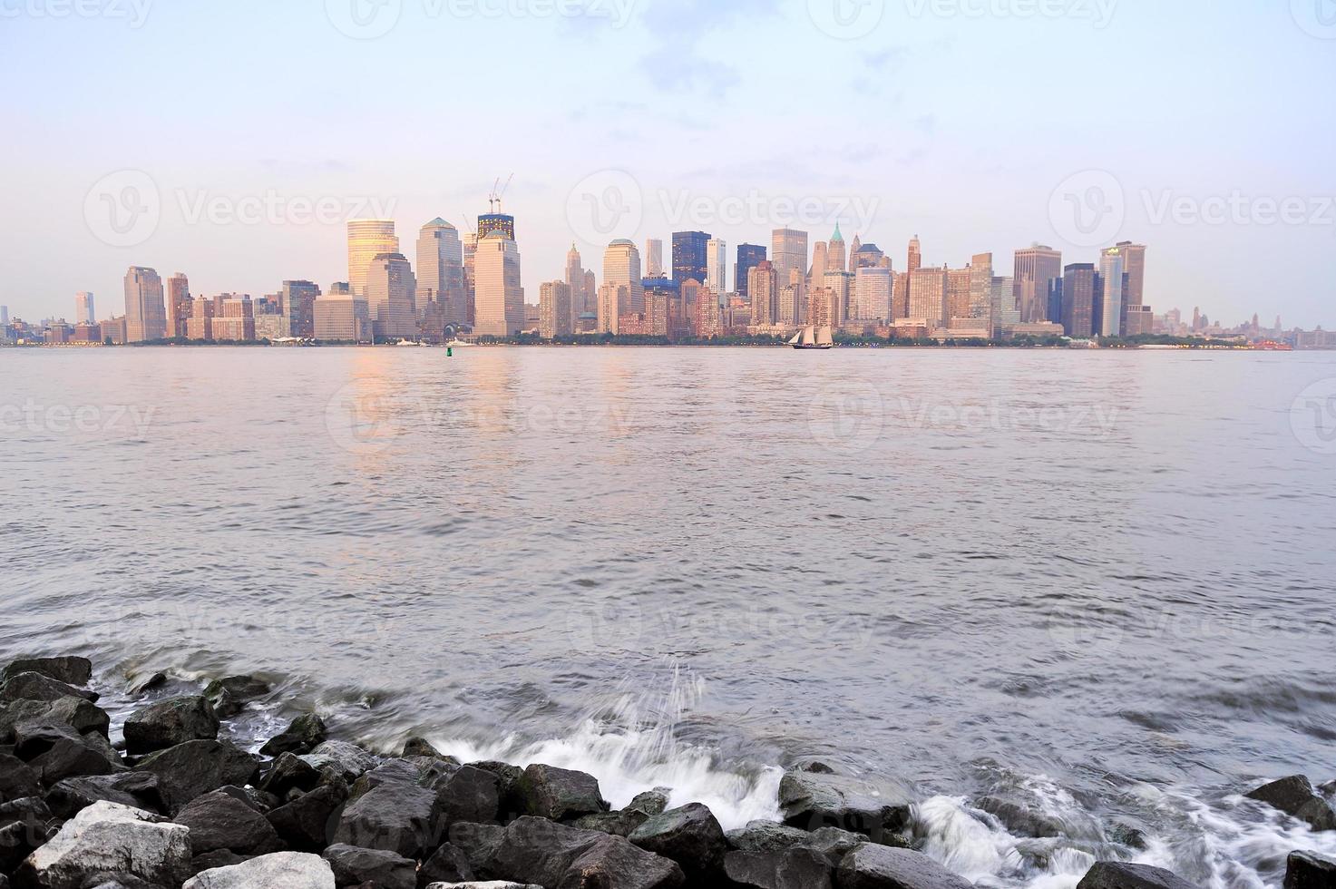 orilla del río de la ciudad de nueva york foto