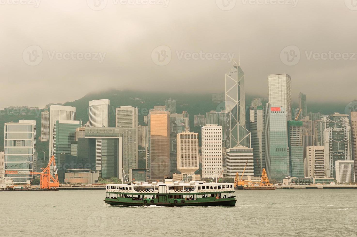 horizonte de hong kong con barcos foto