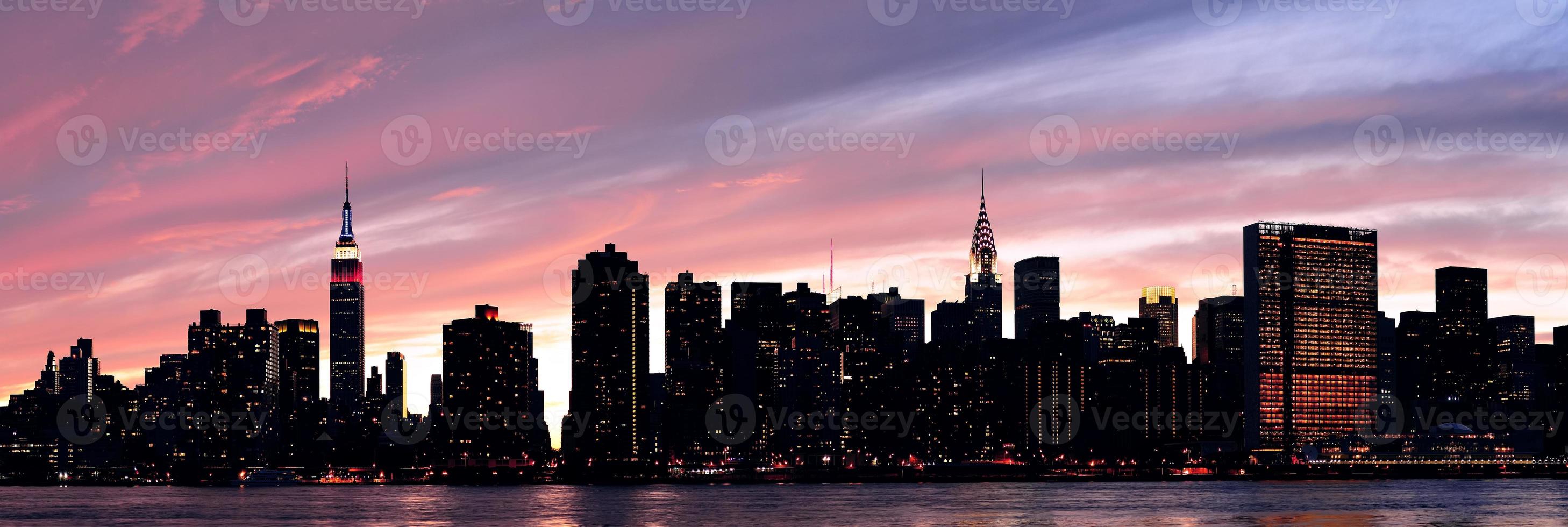 panorama de puesta de sol de manhattan de la ciudad de nueva york foto