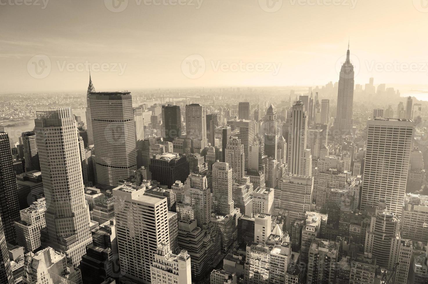 horizonte de la ciudad de nueva york en blanco y negro foto