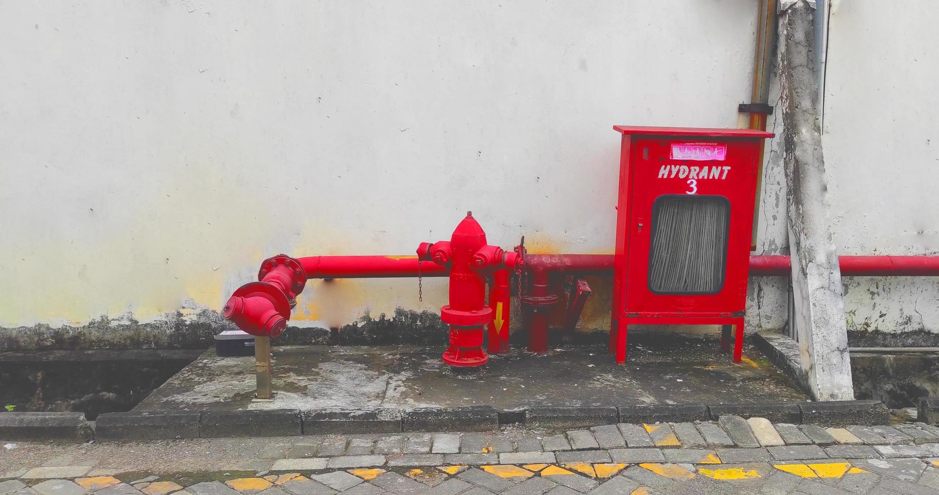 hidrante completo con manguera contra incendios ubicado al aire libre foto