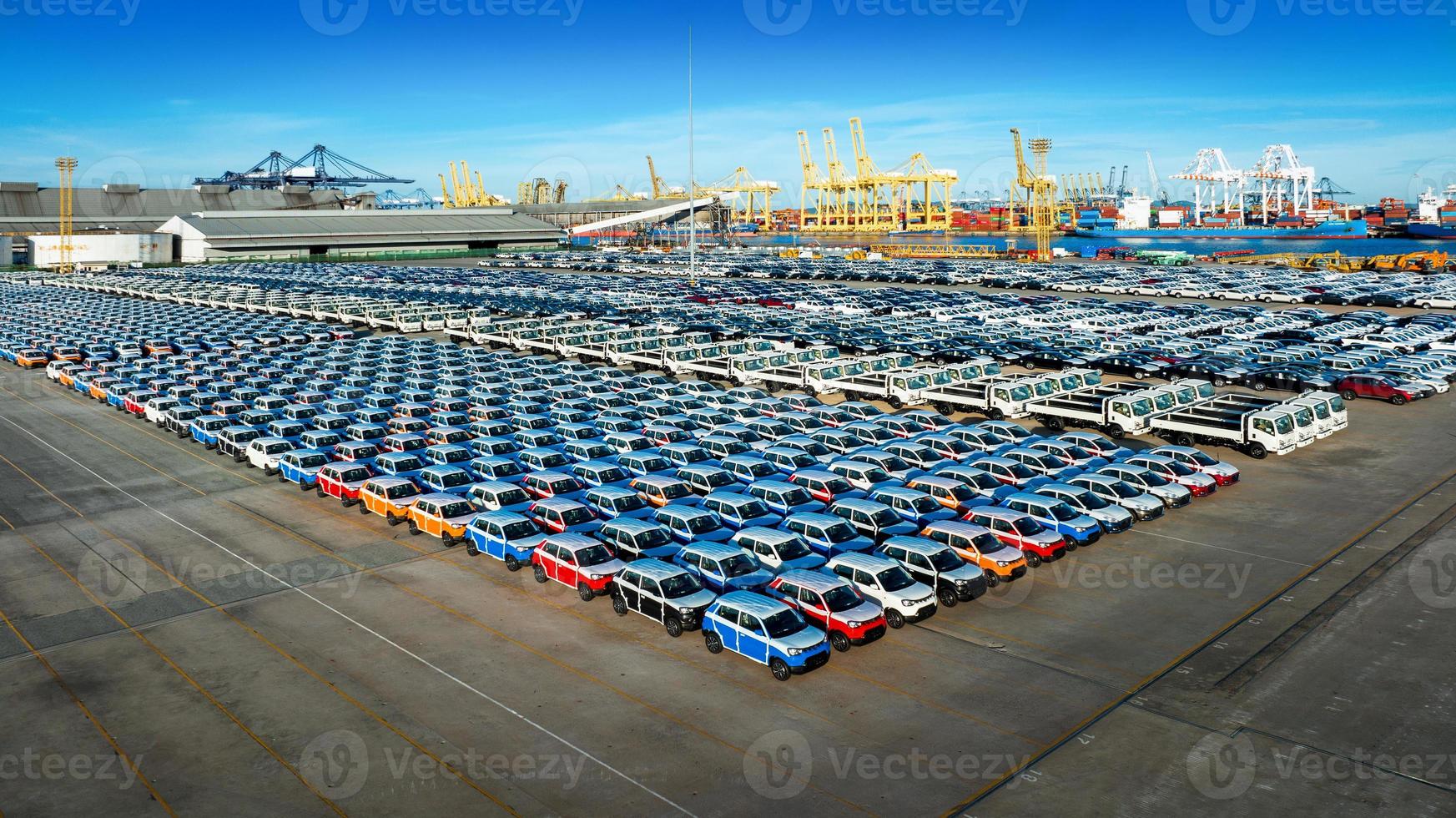 vista aérea de un montón de coches nuevos para el envío de importación y exportación por barco, concesionario inteligente en el depósito de coches, coche en el aparcamiento antes de enviarlo al cliente, coche después de la producción en la industria de la fábrica inteligente foto