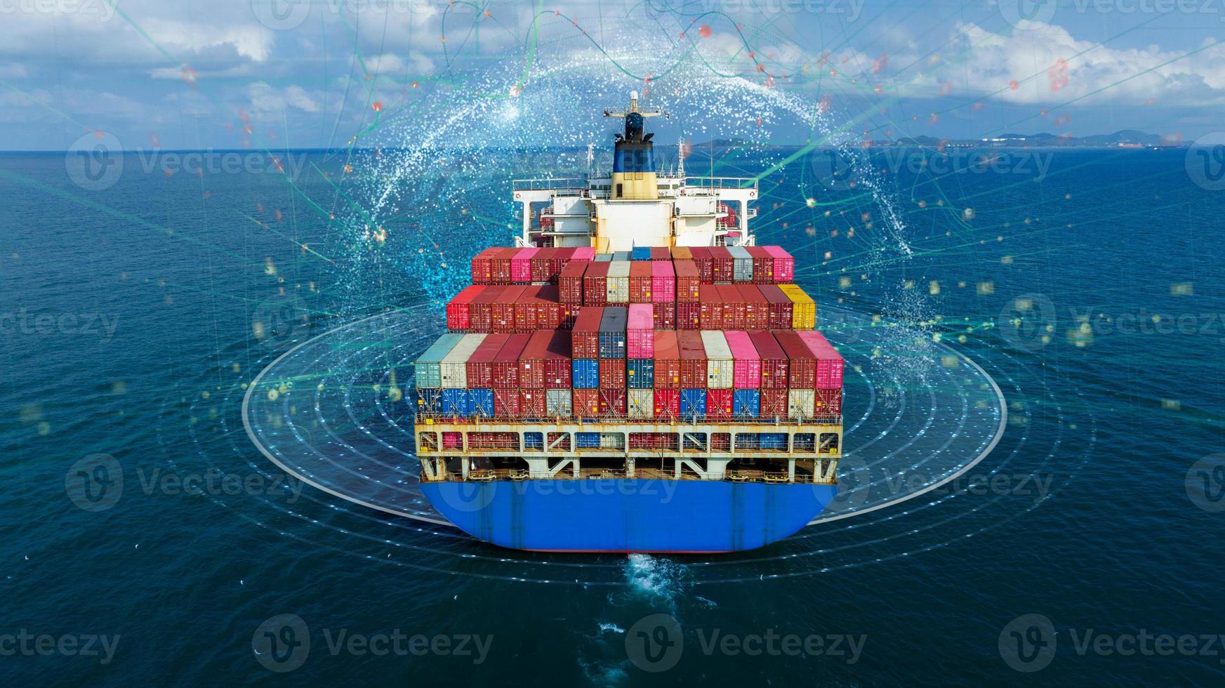 tecnología de comunicación para cibernéticos de negocios en Internet. global con vista aérea de un buque de carga con estela en el mar oceánico que transporta un contenedor y se dirige a la exportación desde un contenedor internacional foto