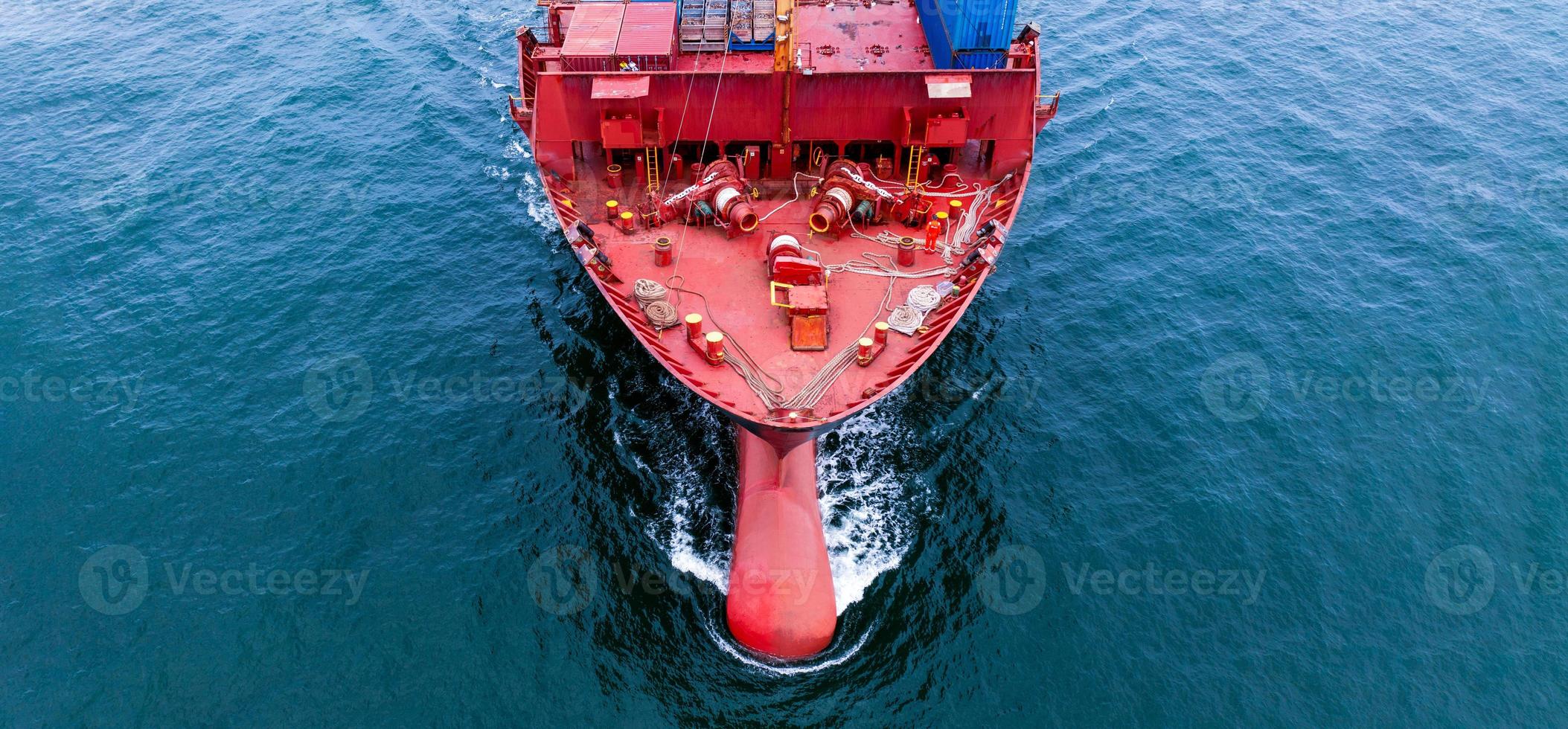 Antena en la vista frontal del buque portacontenedores de carga grande de proa, nariz del buque de carga del buque. foto