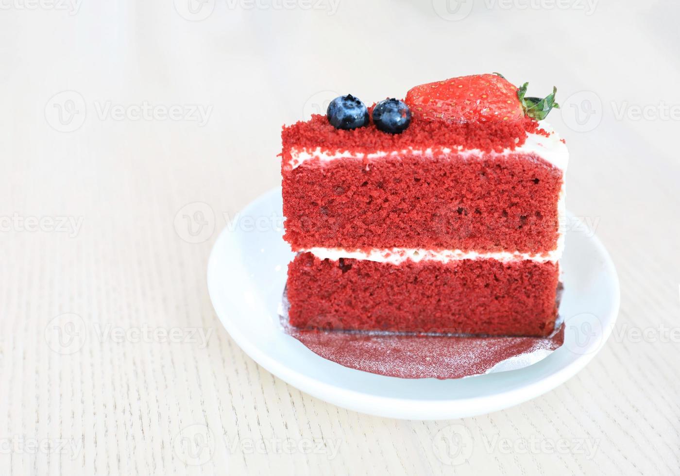 pastel en capas de terciopelo rojo en la mesa foto
