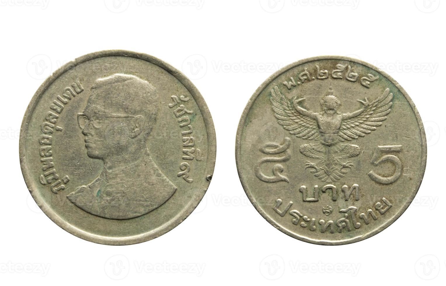 antigua moneda de níquel cinco baht año 1982, atrás y adelante de Tailandia con trazado de recorte aislado sobre fondo blanco. foto