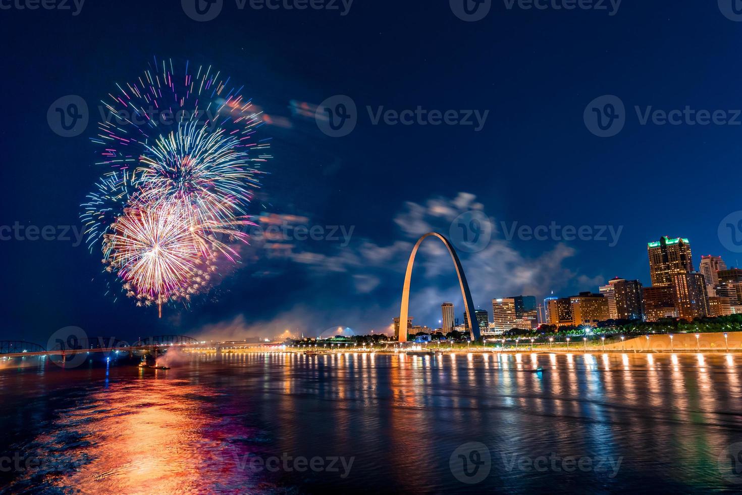 fuegos artificiales del 4 de julio sobre el famoso monumento del arco de la entrada en missouri con el horizonte de st louis y el río mississippi, missouri, estados unidos foto