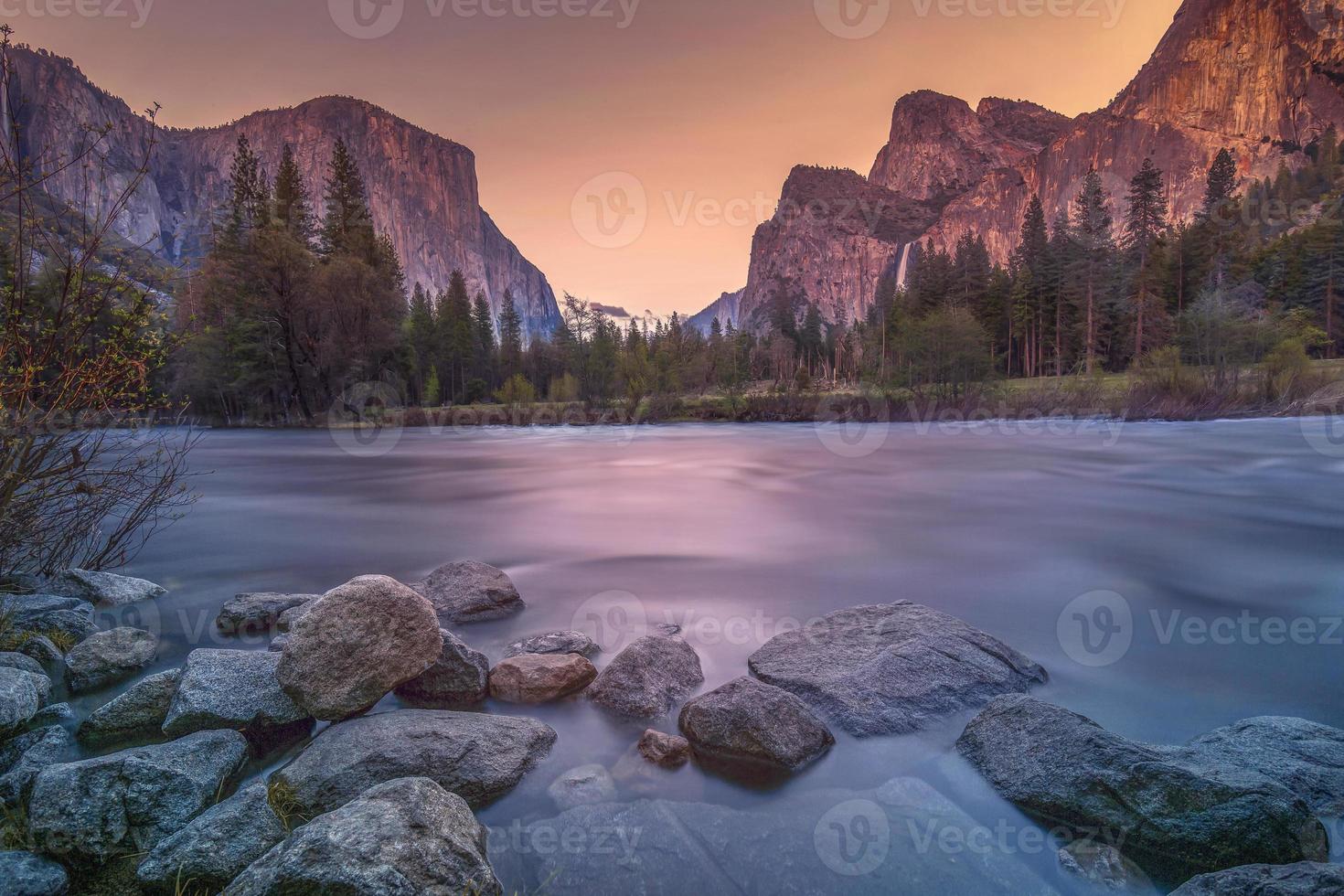 el río merced fluye a través del valle de yosemite en el parque nacional de yosemite, durante la hora dorada, ca, ee.uu. foto