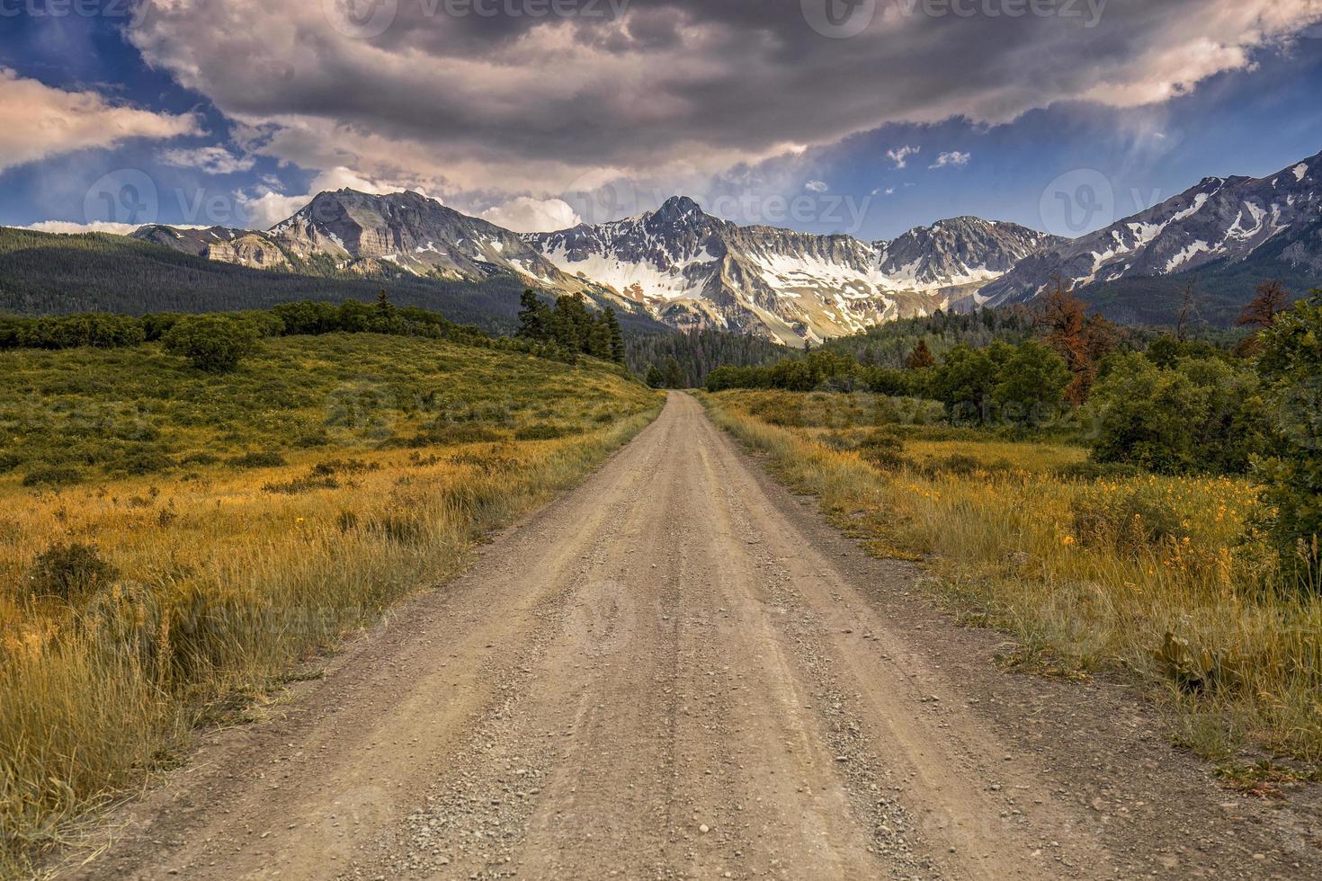 caminos del condado sin pavimentar hacia la cordillera de san juan durante la temporada de otoño, colorado foto