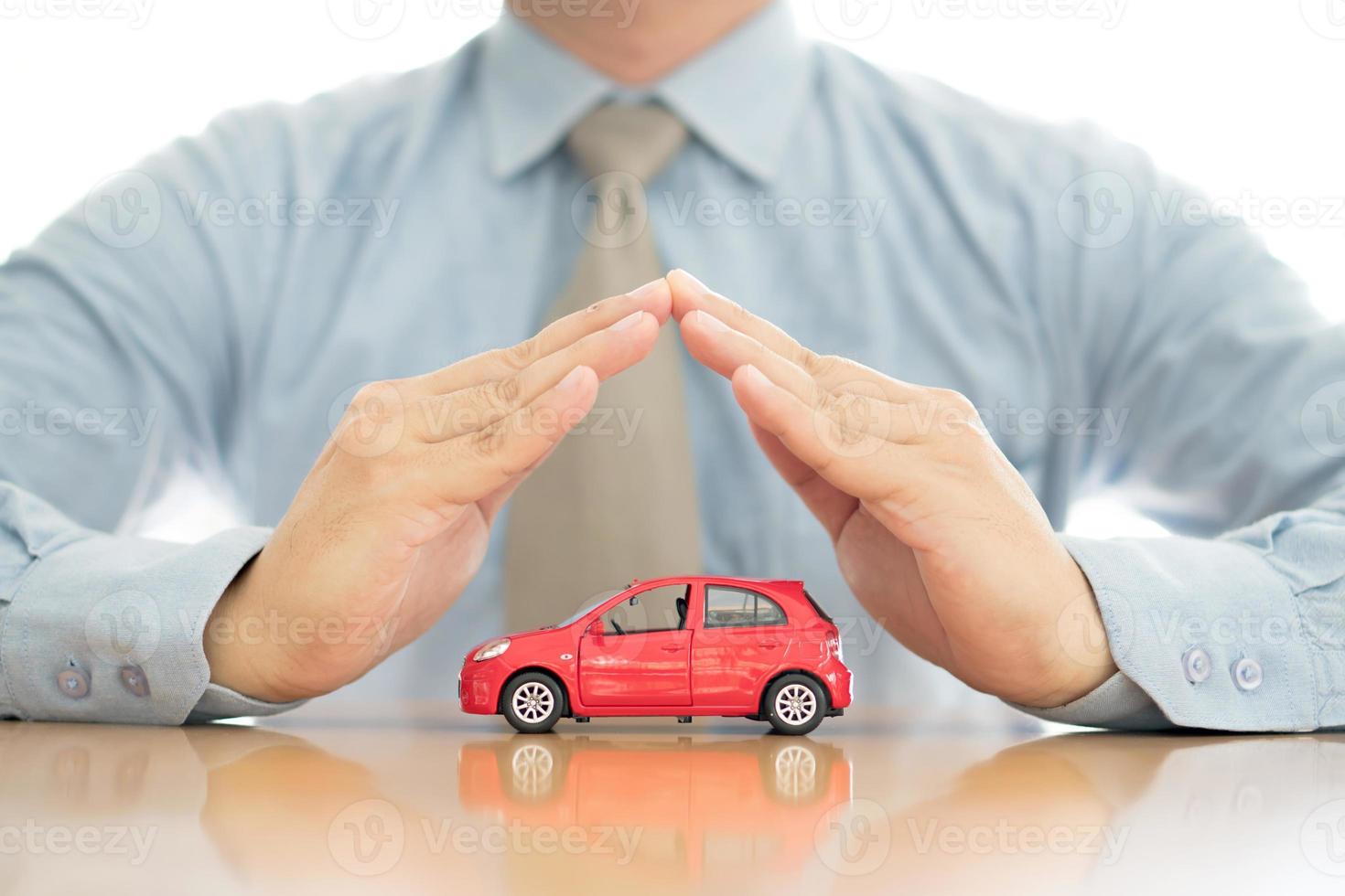 hombre de negocios sosteniendo coche foto