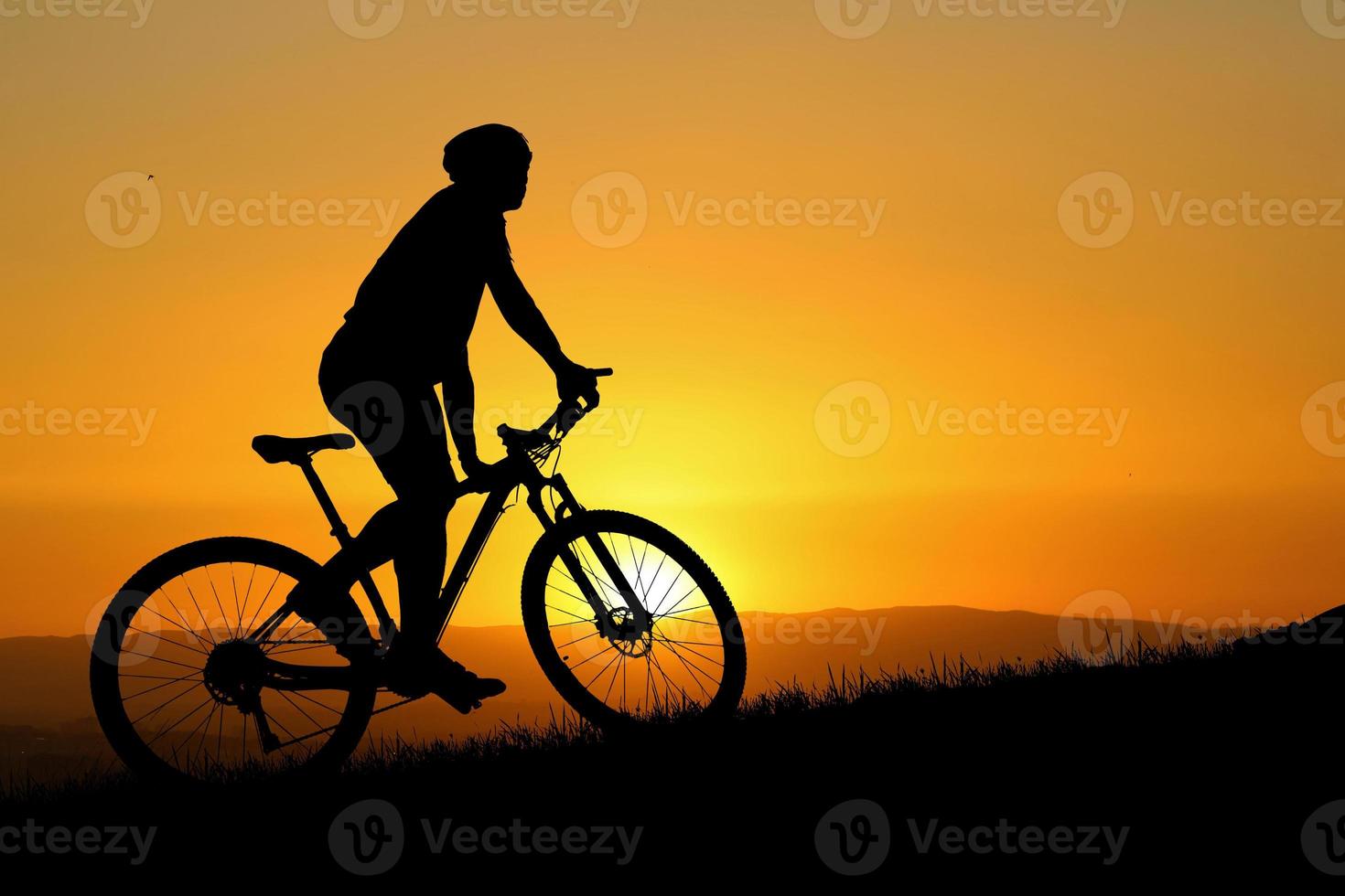 Silhouette of mountain bikers with beautiful views. bike exercise concept photo