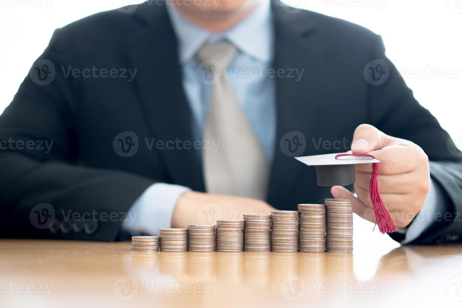 hombre de negocios ahorrando para la educación foto