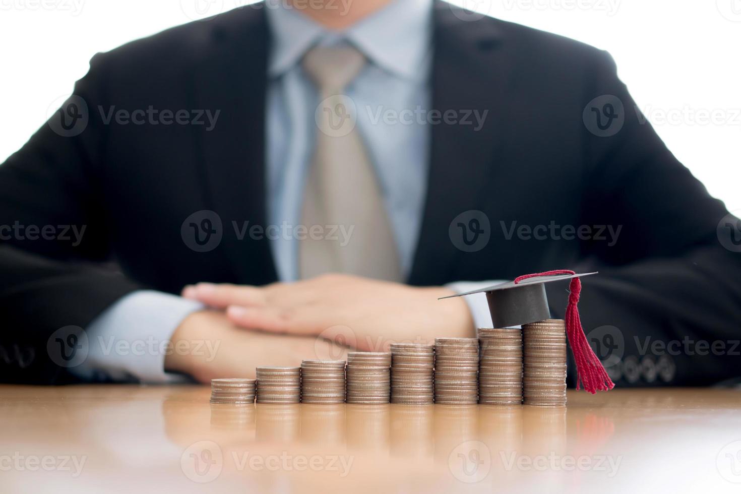 hombre de negocios ahorrando para la educación foto