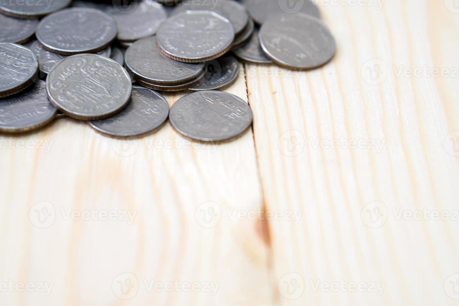 monedas sobre fondo de madera foto