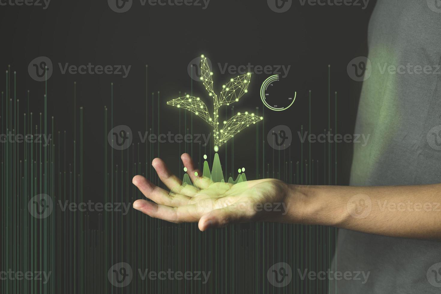 mano de tecnología ecológica con un brote verde polivinílico bajo brillante sobre fondo azul oscuro foto