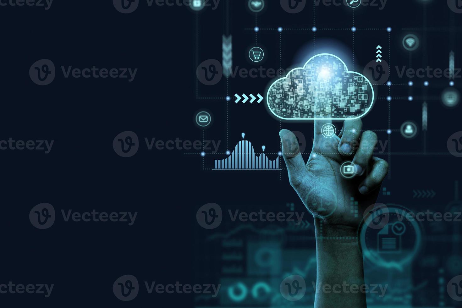 toque a mano la computación en la nube virtual para transferir información de datos y cargar la aplicación de descarga. concepto de transformación tecnológica. foto