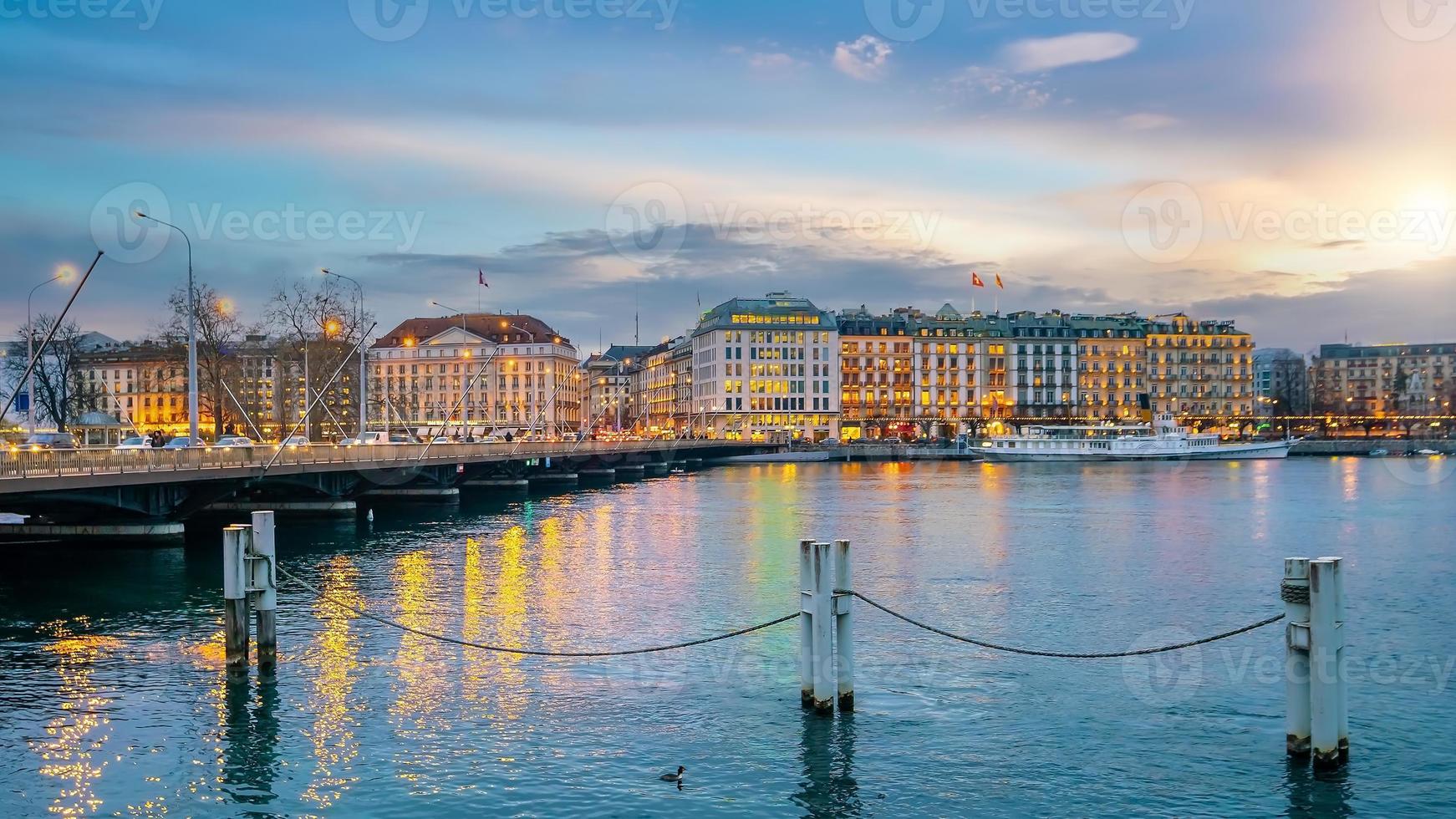 horizonte de la ciudad de ginebra con el lago de ginebra, paisaje urbano de suiza foto