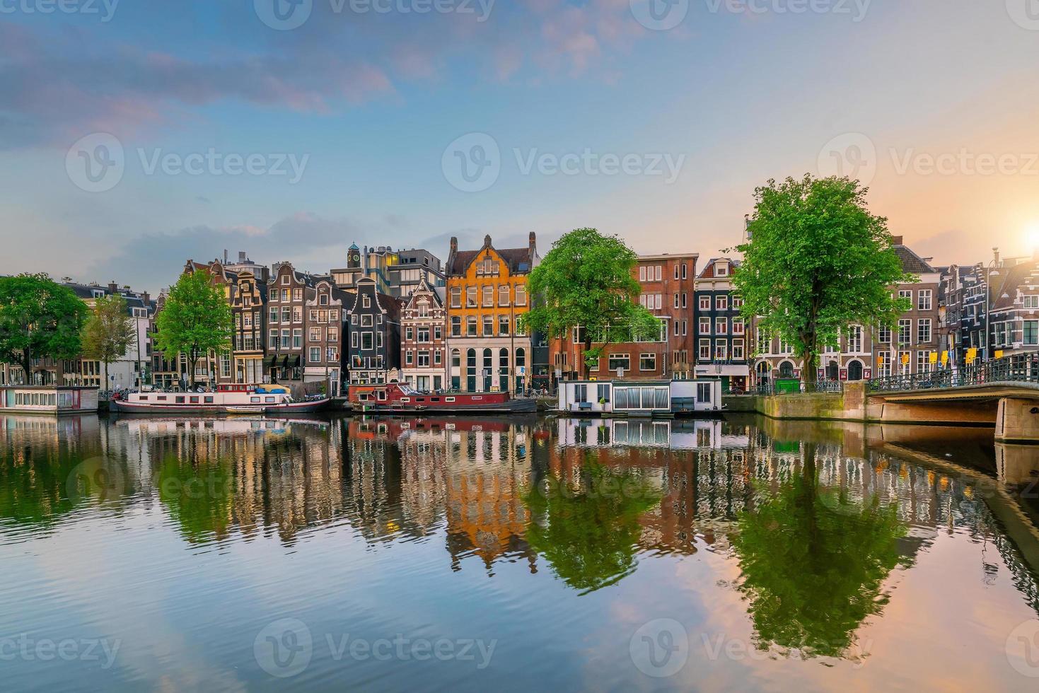 horizonte de la ciudad del centro de amsterdam. paisaje urbano en países bajos foto