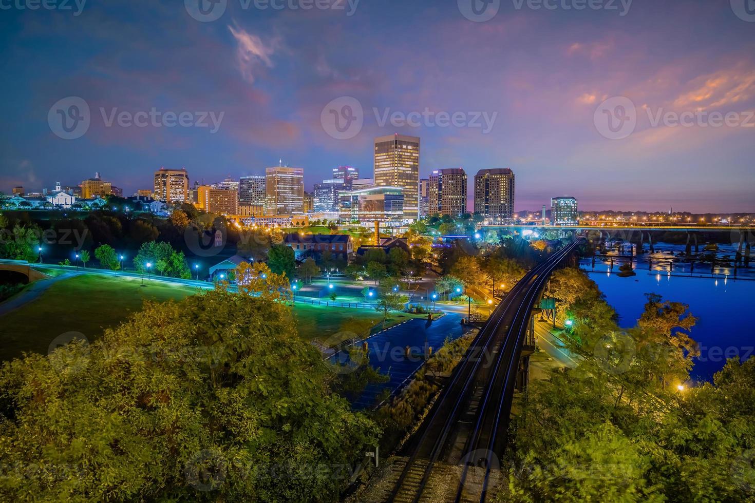 paisaje urbano del horizonte de la ciudad del centro de richmond en virginia, estados unidos foto