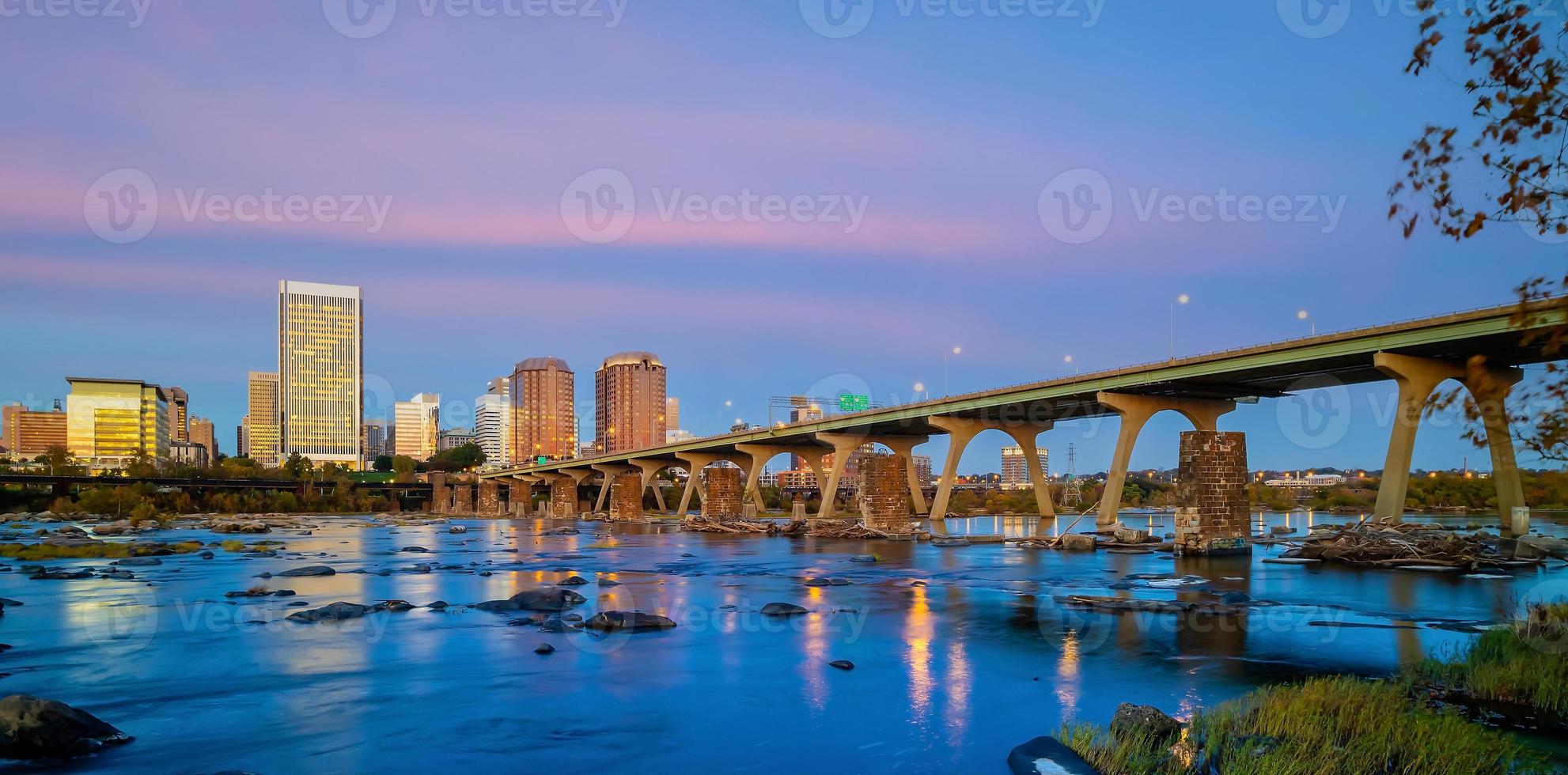 paisaje urbano del horizonte de la ciudad del centro de richmond en virginia, estados unidos foto