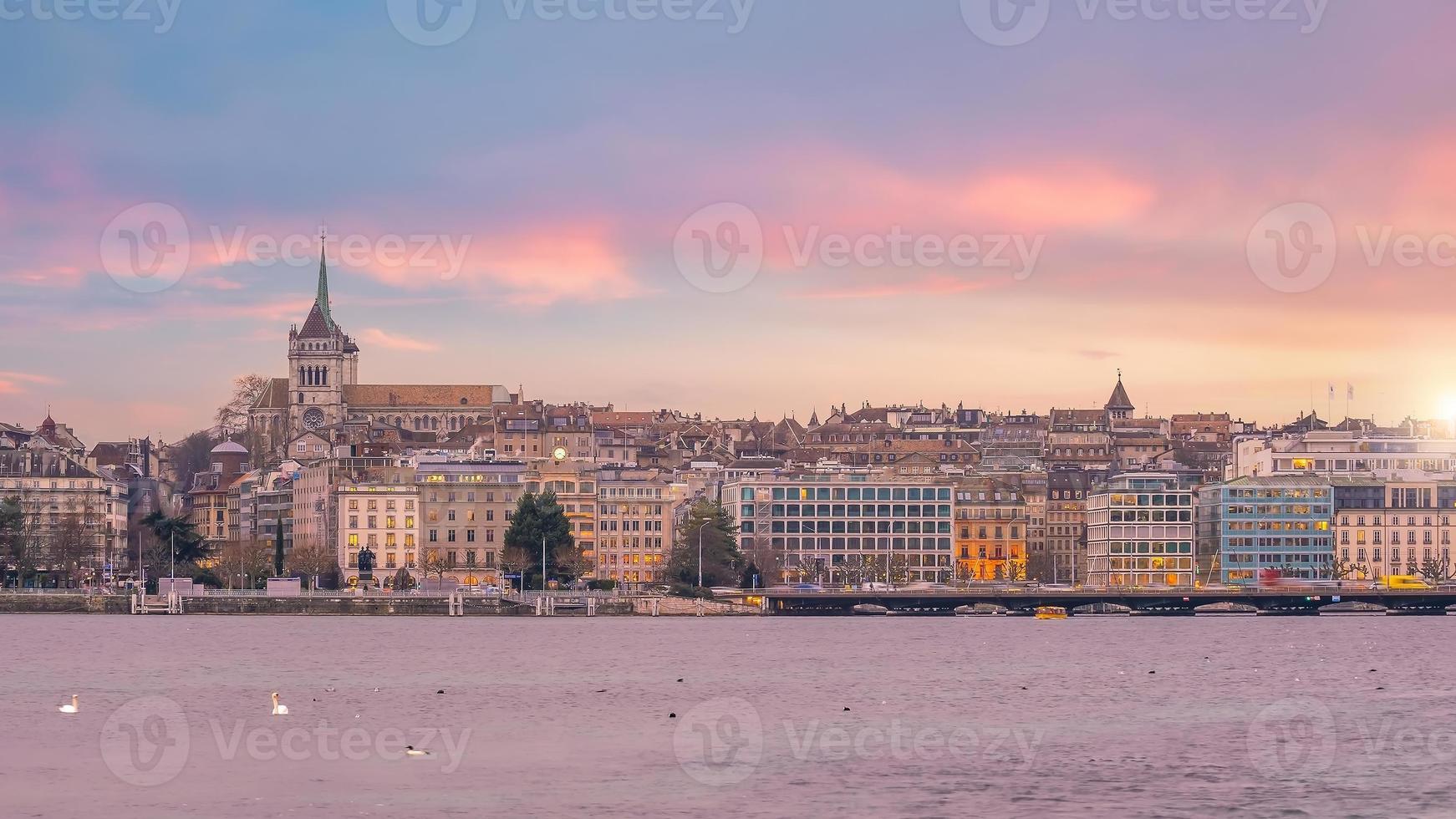 horizonte de la ciudad de ginebra con el lago de ginebra, paisaje urbano de suiza foto