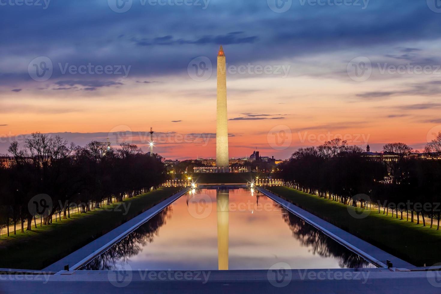 Monumento a Washington, reflejado en la piscina reflectante en Washington, DC. foto