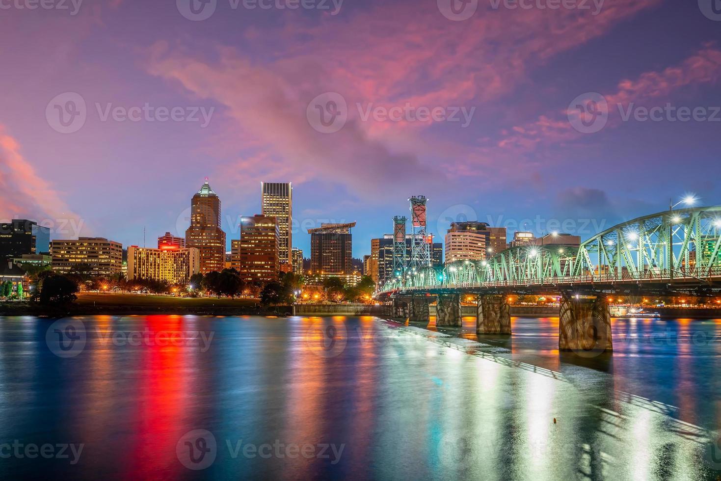 paisaje urbano del horizonte del centro de la ciudad de portland de oregon, en estados unidos foto