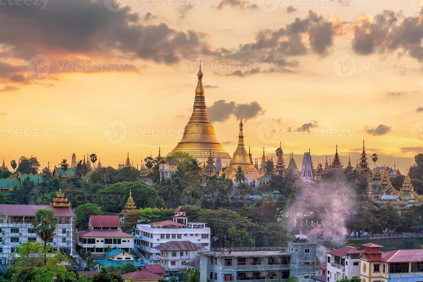 pagoda de shwedagon en la ciudad de yangon, myanmar foto