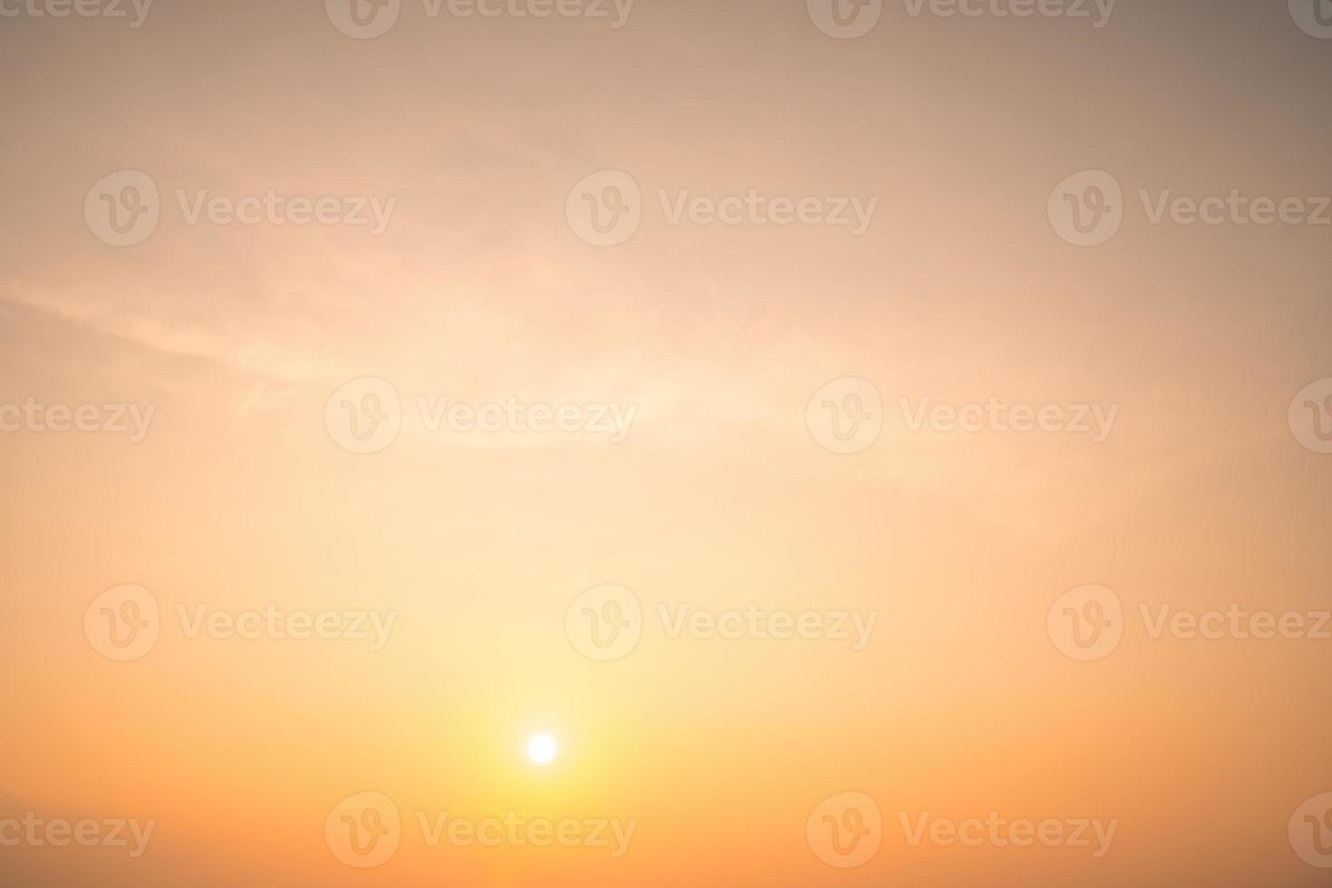 verano de nubes de fondo. verano de nubes. cielo nube cinemática. fondo de textura de puesta de sol hermosa y cinematográfica de cielo natural foto