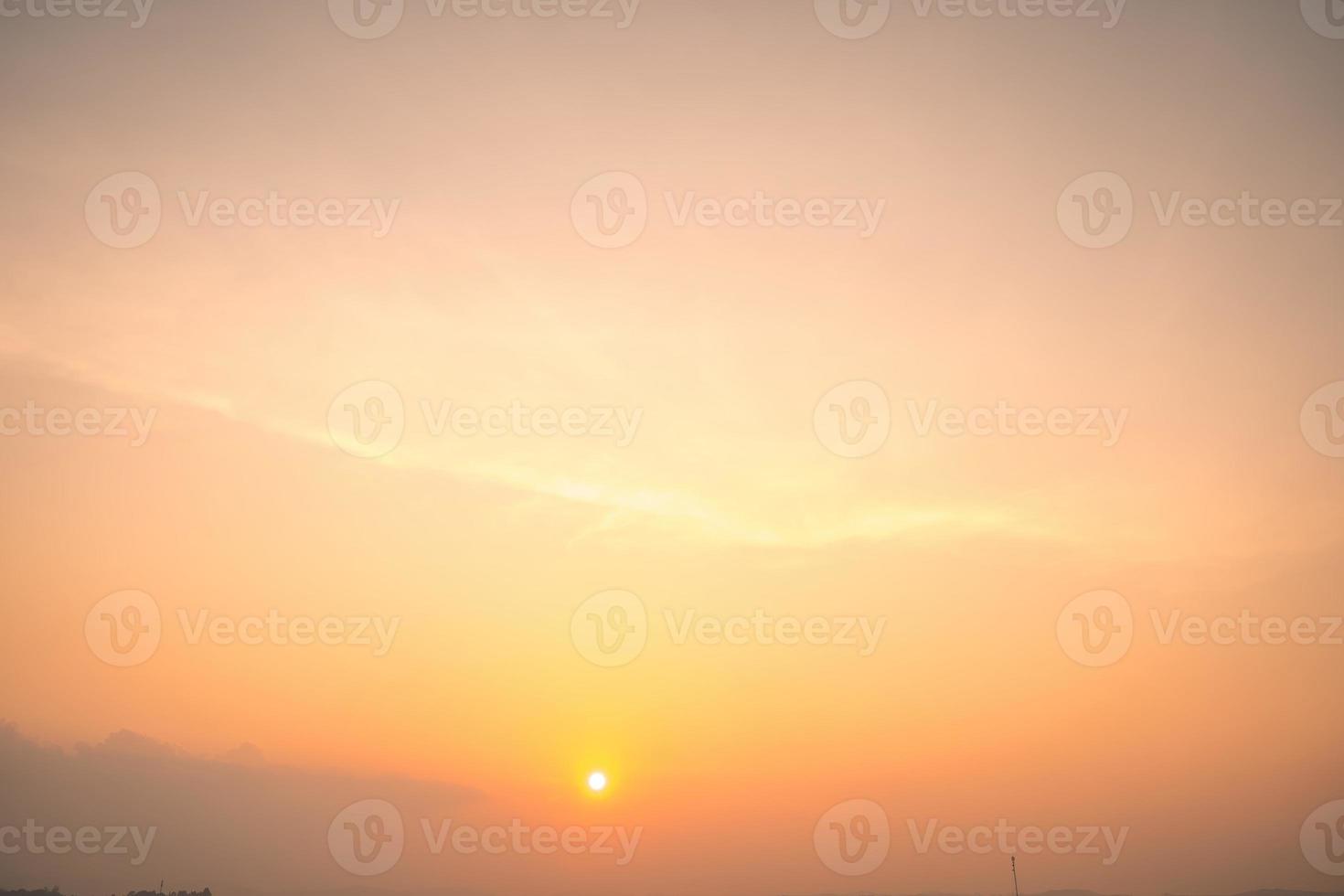 verano de nubes de fondo. verano de nubes. cielo nube cinemática. fondo de textura de puesta de sol hermosa y cinematográfica de cielo natural foto