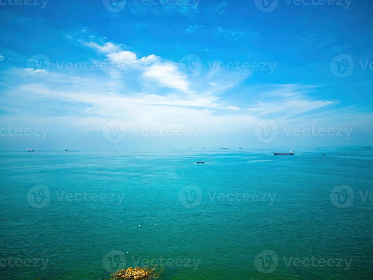 verano de nubes de fondo. verano de nubes. cielo nube clara. cielo natural hermoso fondo de textura azul y blanco con rayos de sol brillan foto