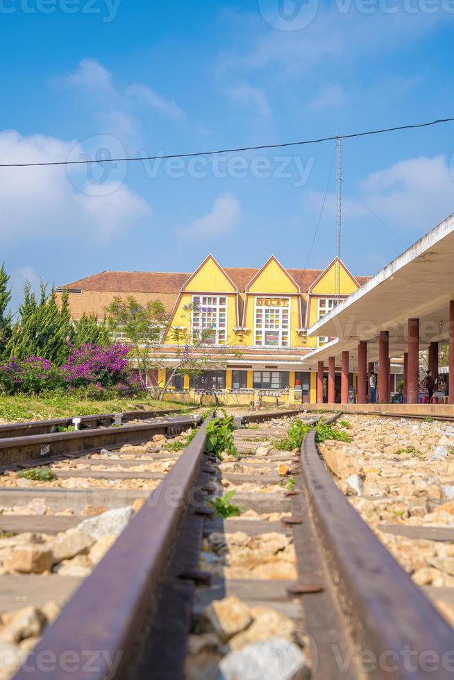 la antigua estación de tren es un lugar famoso, destino histórico para el viajero, arquitectura francesa, tren antiguo, transporte turístico para visitar en da lat, vietnam foto