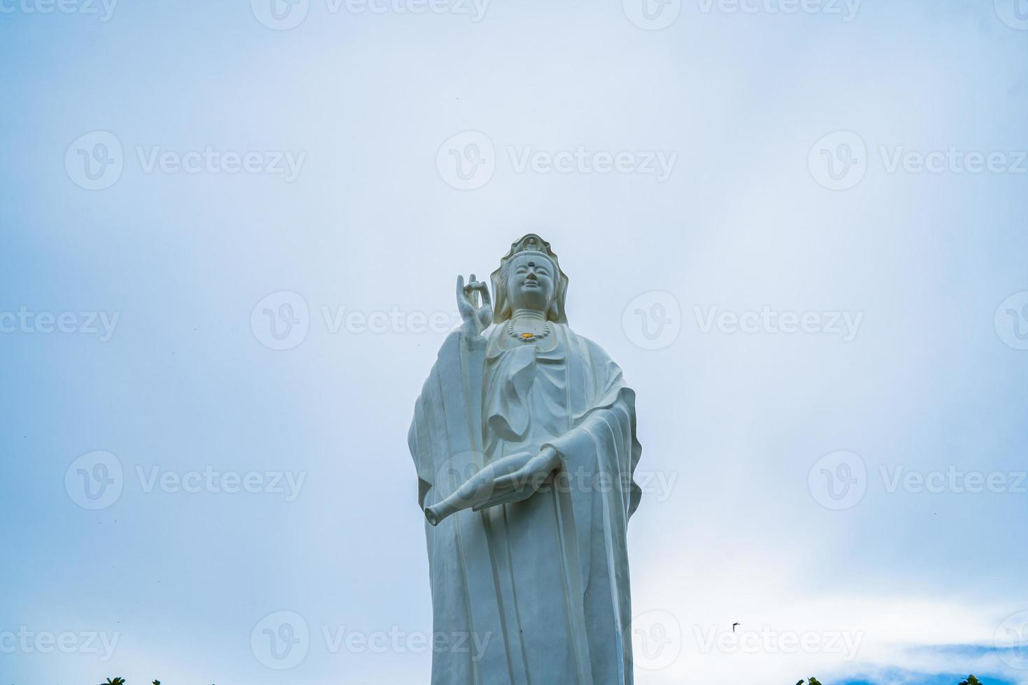 templo budista en vietnam, monasterio mot hon linh quang. la arquitectura de belleza conduce a la estatua del señor Buda, que atrae a los turistas a visitar espiritualmente los fines de semana foto