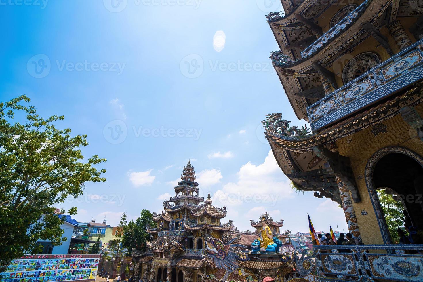 pagoda linh phuoc en da lat, vietnam. el famoso monumento de dalat, el templo de cristal de porcelana budista. pagoda linh phuoc en dalat vietnam también llamada pagoda del dragón. foto