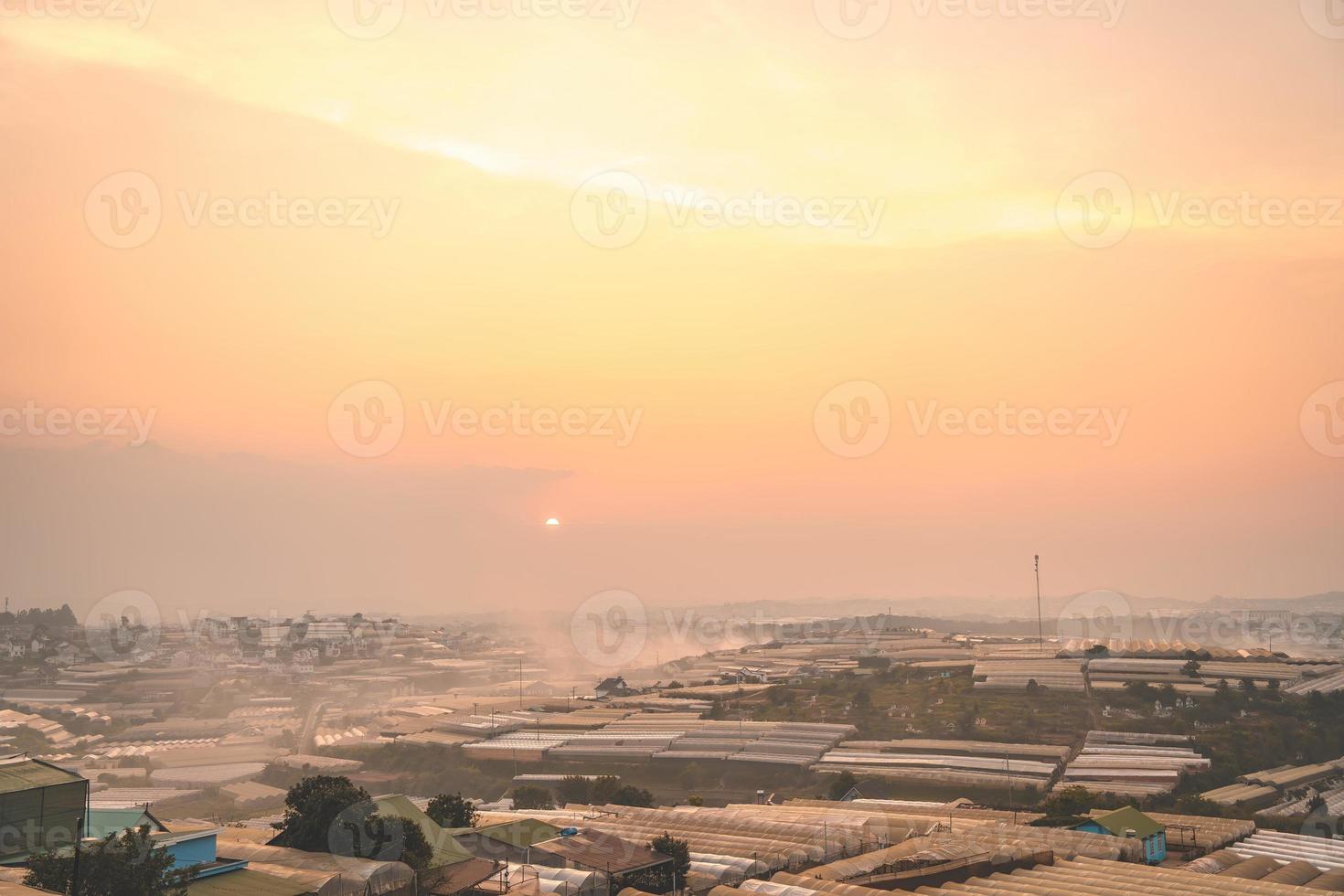 increíble paisaje de puesta de sol en el valle del invernadero agrícola en la ciudad de da lat. la luz del invernadero para cultivar flores en da lat. concepto de viaje y paisaje foto