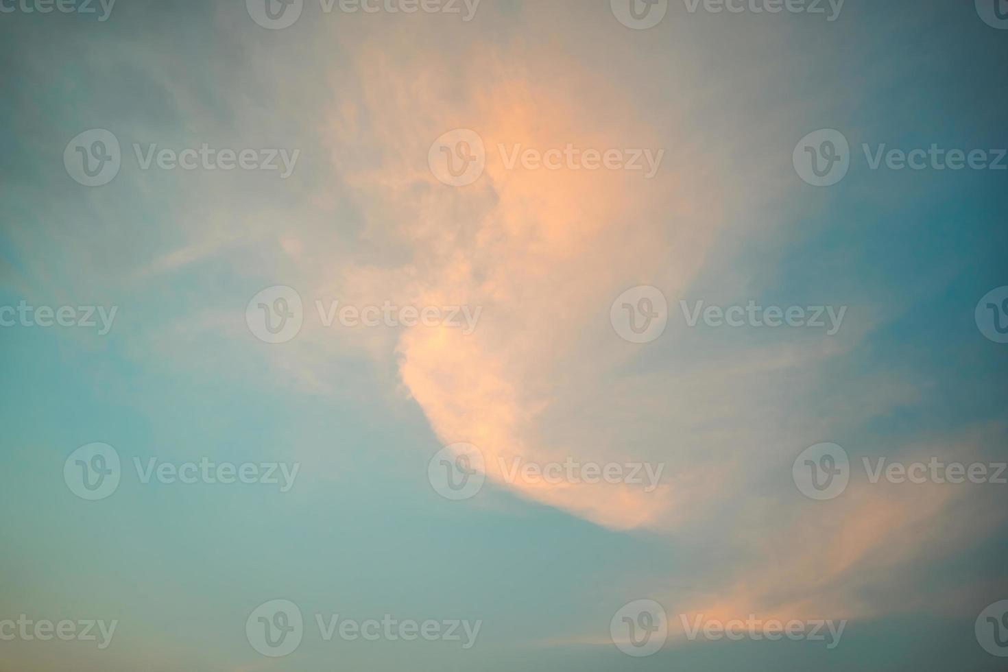 verano de nubes de fondo. verano de nubes. cielo nube cinemática. fondo de textura de puesta de sol hermosa y cinematográfica de cielo natural foto