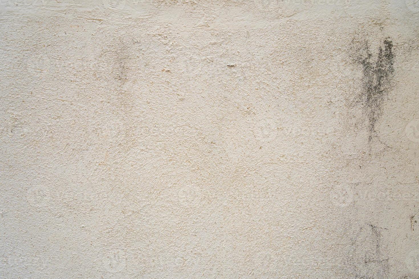 textura del antiguo muro de hormigón gris para el fondo. textura áspera en la pared gris forma áspera debido a la capa de pintura descascarada debido a la lluvia foto