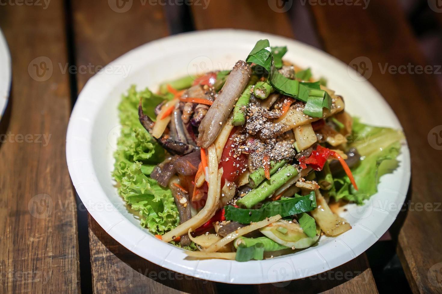 ensalada de raíz de loto picada picante tailandesa en food street, foodtruck, bangkok, tailandia. foto