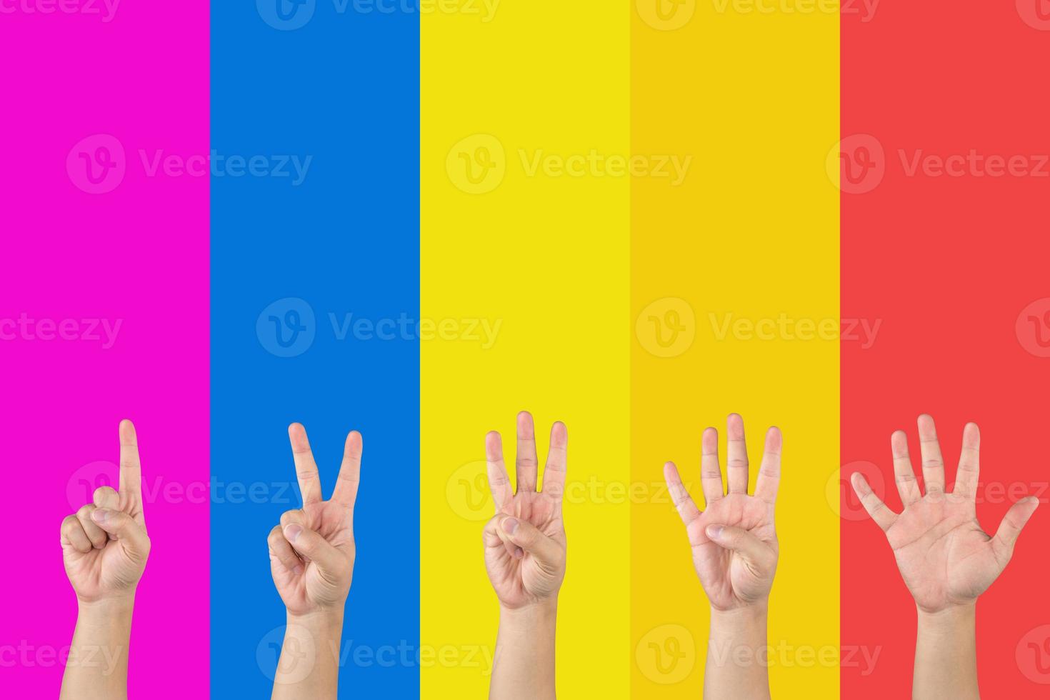 la mano asiática cuenta de 1 a 5 con el dedo en el arco iris saturado separado, como el fondo de las secciones rosa, azul, amarillo, naranja y rojo. foto