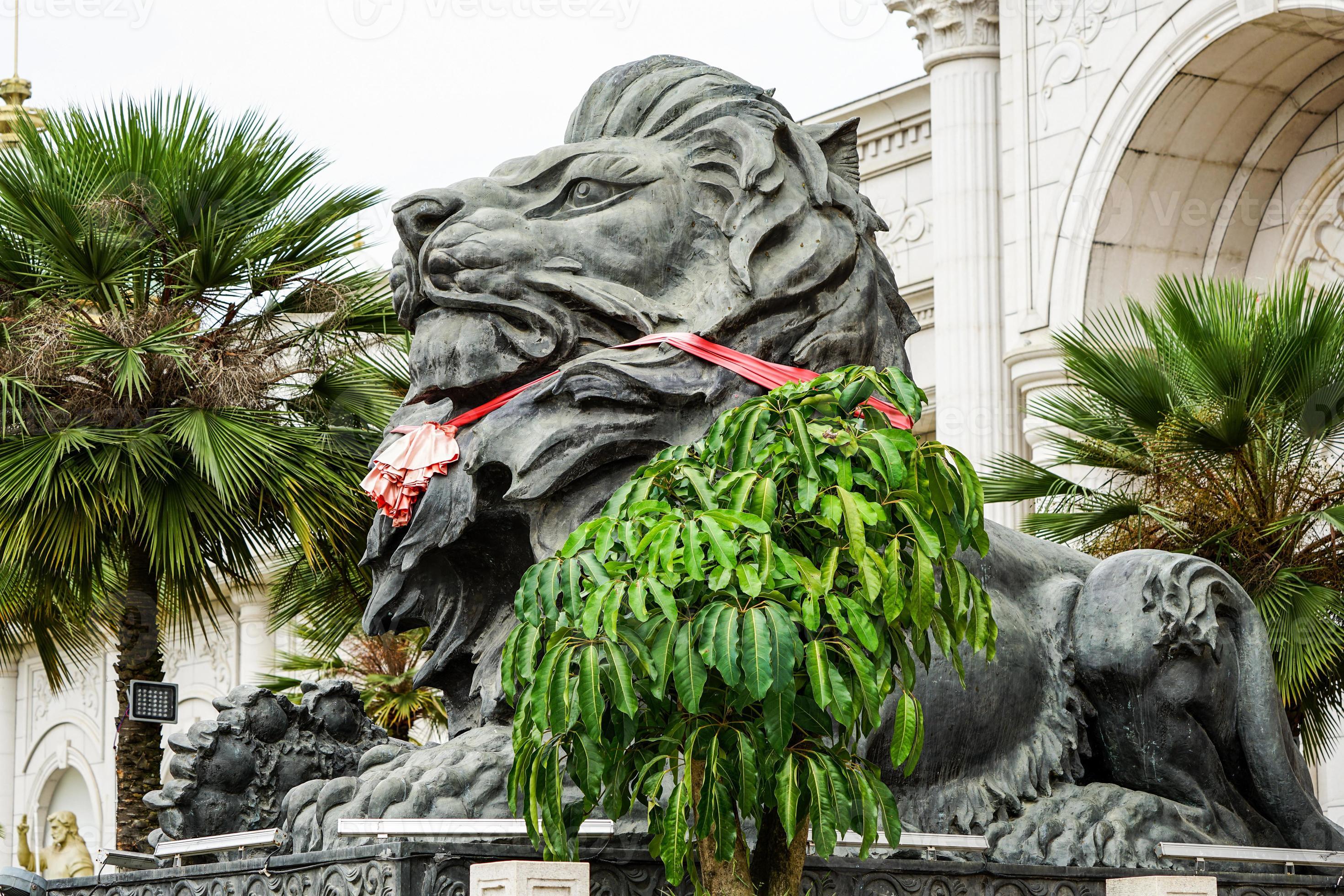 big black lion statue front of building. 8357201 Stock Photo at Vecteezy
