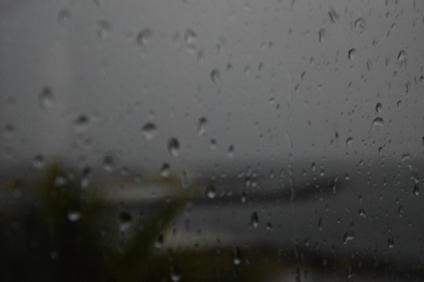 gotas de lluvia en la ventana foto