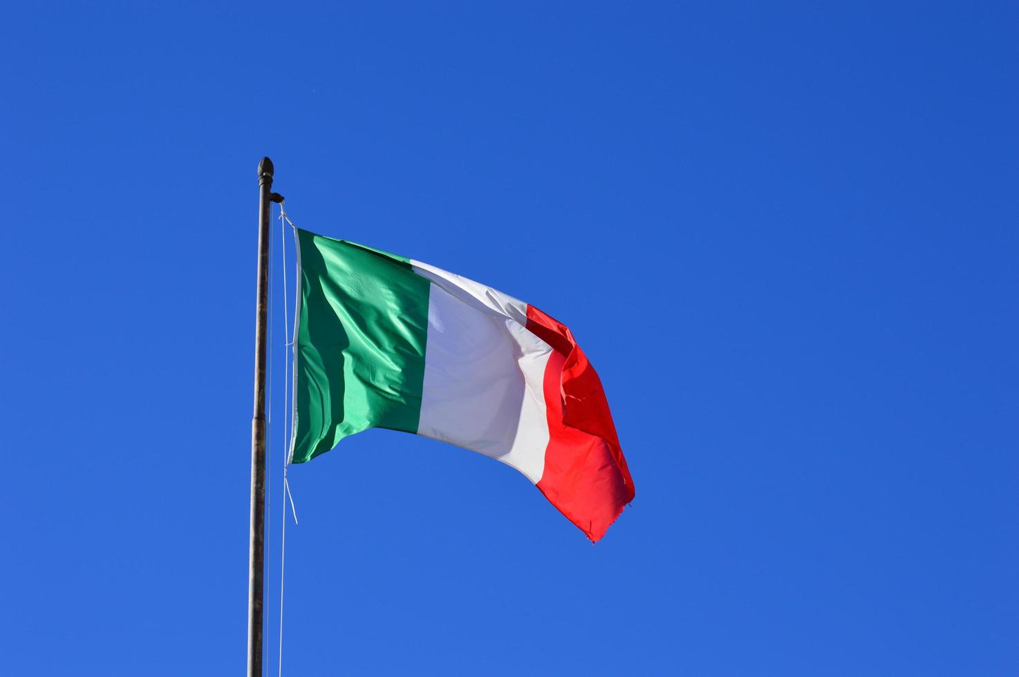 bandera italiana en el viento foto